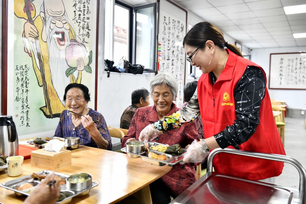 　　在山東省乳山市城區街道騰甲莊村幸福食堂，志愿者為老人們配送午餐（2023年6月24日攝）。